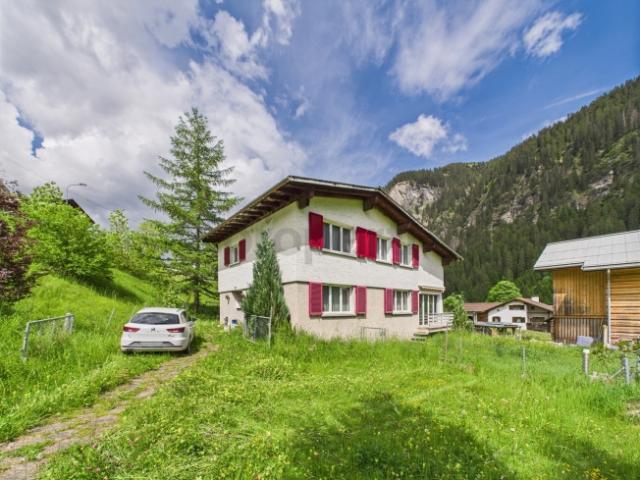 Spektakuläre Bergsicht, Gemütliches Cheminée, Viel Privatsphäre & Hohes Wertsteigerungspotenzial im Safiental