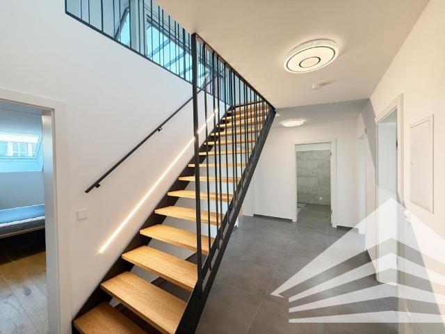 Spektakuläre DG Wohnung: Klimatisiert, 2 Bäder, 5 Zimmer mit 19 m² Terrasse!