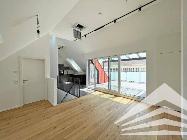 Spektakuläre DG Wohnung: Klimatisiert, 2 Bäder, 5 Zimmer mit 19 m² Terrasse!