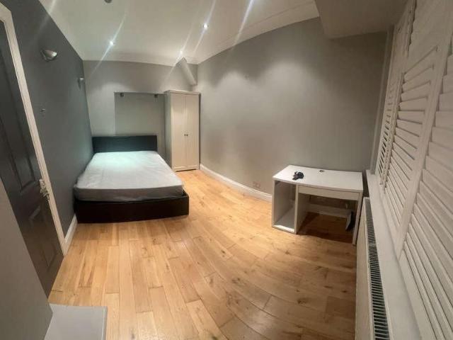 Spelthorne Lane, Ashford, TW15