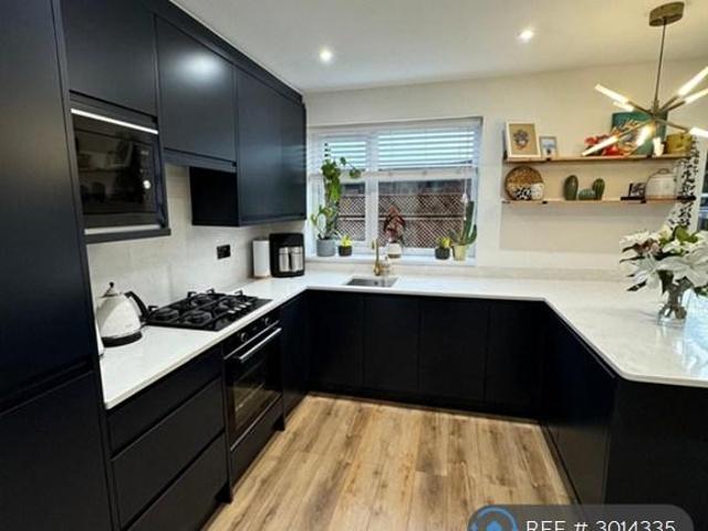 Spen Crescent, Leeds, LS16 2 bed semi detached house to rent £1,400 pcm £323 pw
