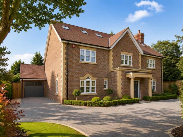 Spencer Close, Radlett 5 bed detached house to rent £9,000 pcm £2,077 pw