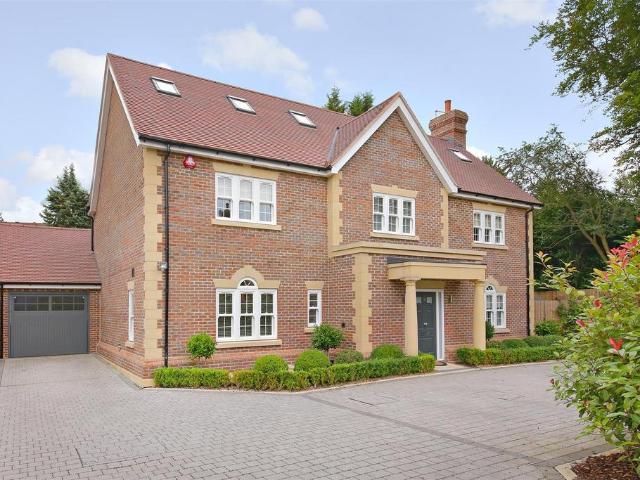 Spencer Close, Radlett 5 bed detached house to rent £9,000 pcm £2,077 pw