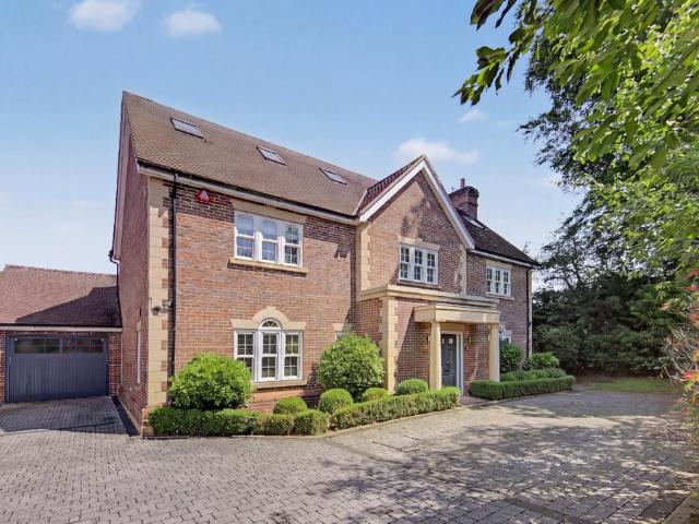 Spencer Close, Radlett, Hertfordshire. 5 bed detached house to rent £9,000 pcm £2,077 pw