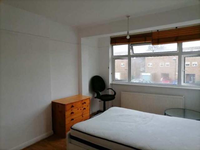 Spencer Rd, London, CR4 1 bed in a house share to rent £800 pcm £185 pw