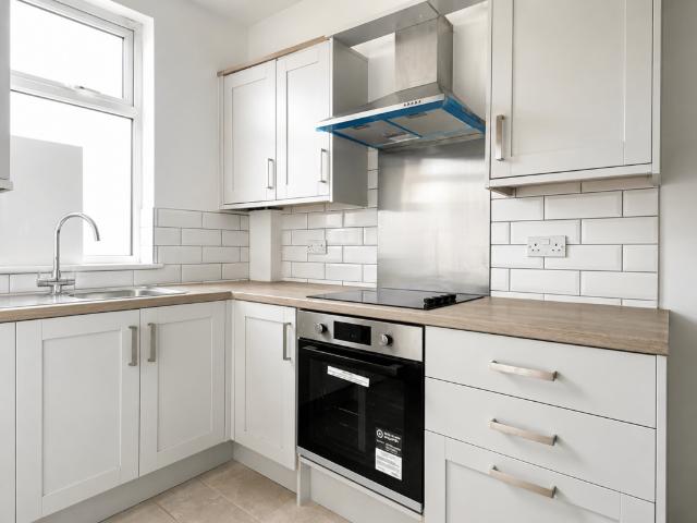 Spencer Rd, London, SW20 2 bed flat to rent £2,000 pcm £462 pw
