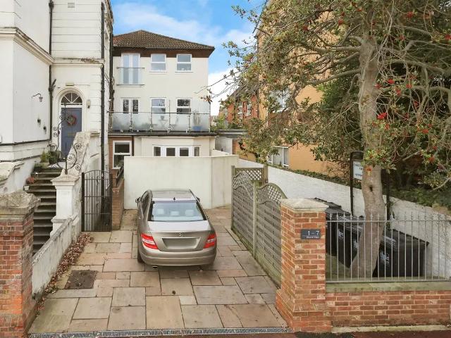 Spencer Road, Eastbourne BN21, 1 bed flat to rent, £1,100 pcm | PrimeLocation