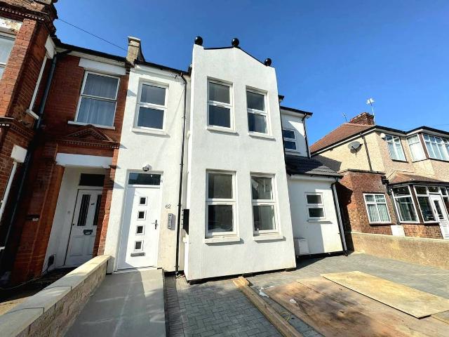 Spencer Road, Harrow HA3, 2 bed flat to rent, £1,800 pcm | PrimeLocation