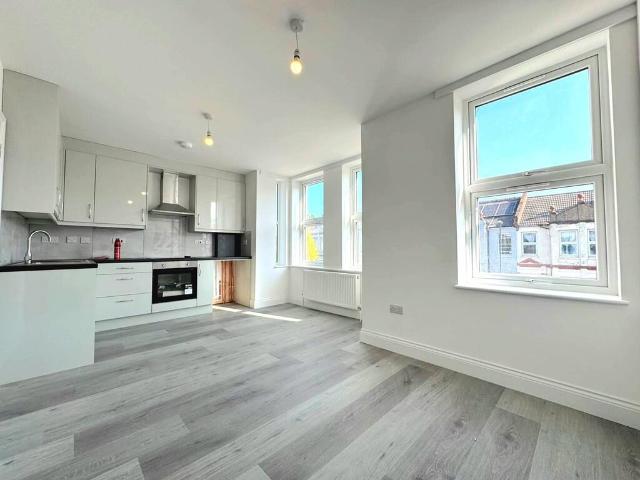 Spencer Road, Harrow 3 bed flat to rent £1,950 pcm £450 pw