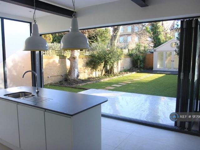 Spencer Road, London, SW18 2 bed flat to rent £3,550 pcm £819 pw