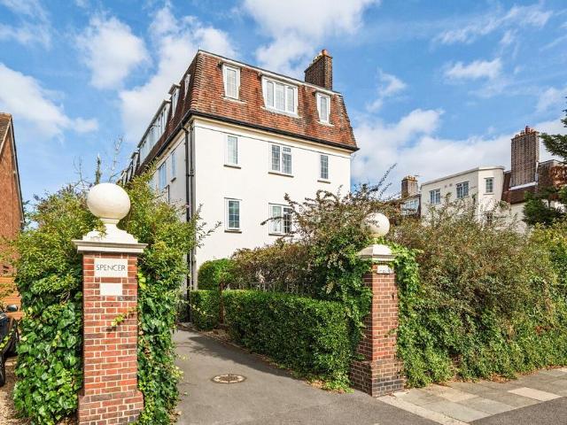 Spencer Road, London, SW20 2 bed flat to rent £2,000 pcm £462 pw