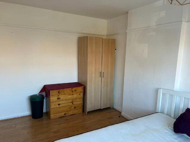 Spencer Road, Mitcham CR4 1 bed in a house share to rent £780 pcm £180 pw