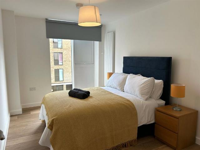 Spitfire Chase, Walton on Thames. 2 bed flat to rent £5,440 pcm £1,255 pw