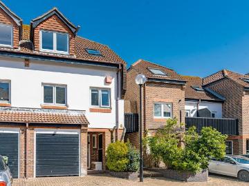 Spice Quay, Broad Street, Old Portsmouth 4 bed townhouse to rent £2,400 pcm £554 pw