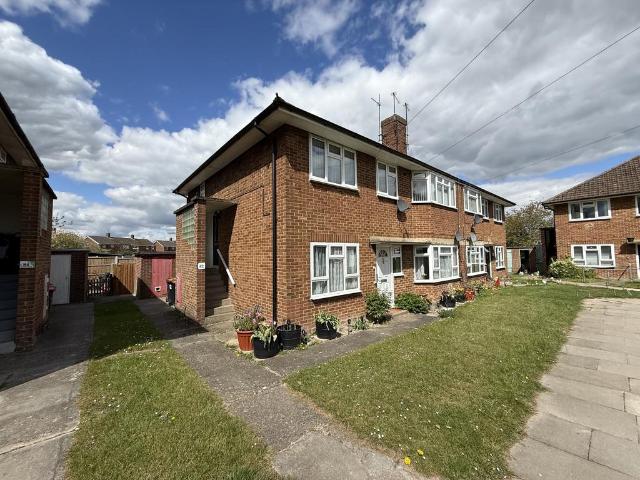 Spinney Crescent, Dunstable, LU6 2 bed maisonette to rent £1,300 pcm £300 pw