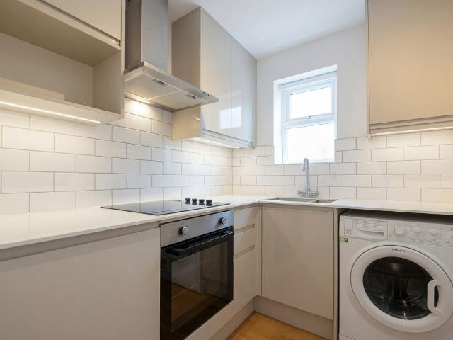 Spinney Hill, Addlestone KT15, 1 bed flat to rent, £1,350 pcm | PrimeLocation