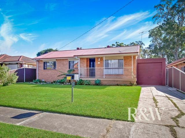 Family Home in Cul De Sac Location + In Ground Pool & Solar Panels!