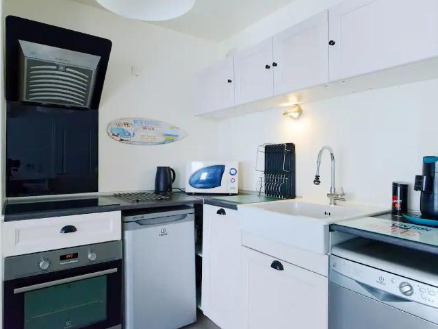 Splendid air conditioned 2 room apartment with balcony, Marseille Amsterdam Apartments for Rent