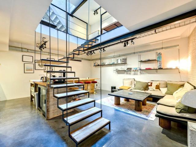 Splendid and bright renovated 1 bedroom rear house + courtya