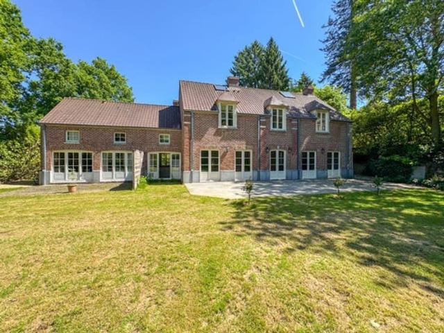 Splendid four bedroom villa, secluded from view