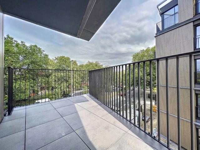 Splendid recent 2 bedroom flat with terrace and parking