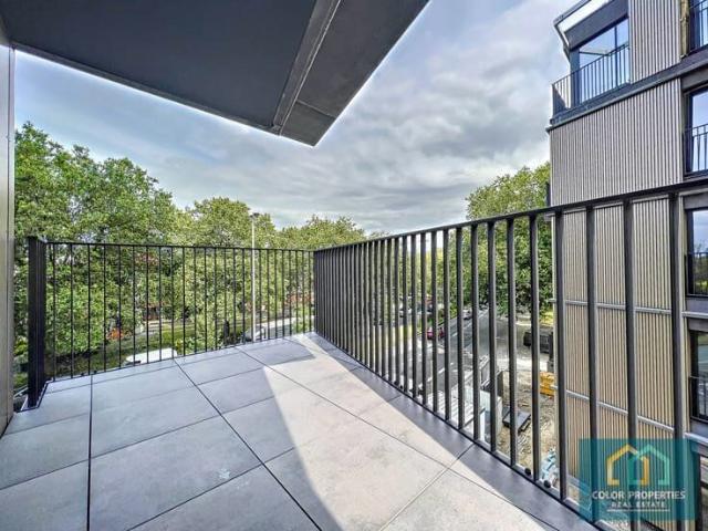 Splendid recent 2 bedroom flat with terrace and parking