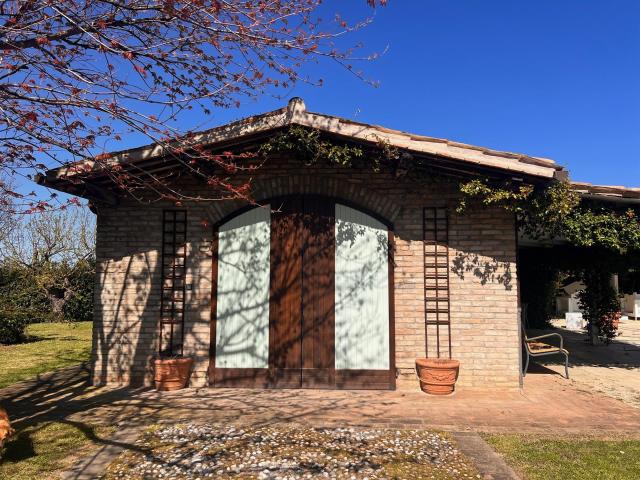 splendido casale disposto su due livelli 380m² Cartoceto