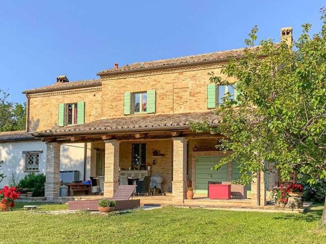 Splendido casale in pietra nelle colline marchigiane 238m² Fano