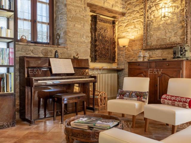 Splendido casale in posizione panoramica 480m² Gubbio