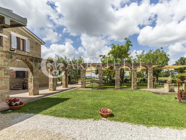 Splendido Agriturismo vicino al caratteristico paese di Piti. 1000m² Pitigliano