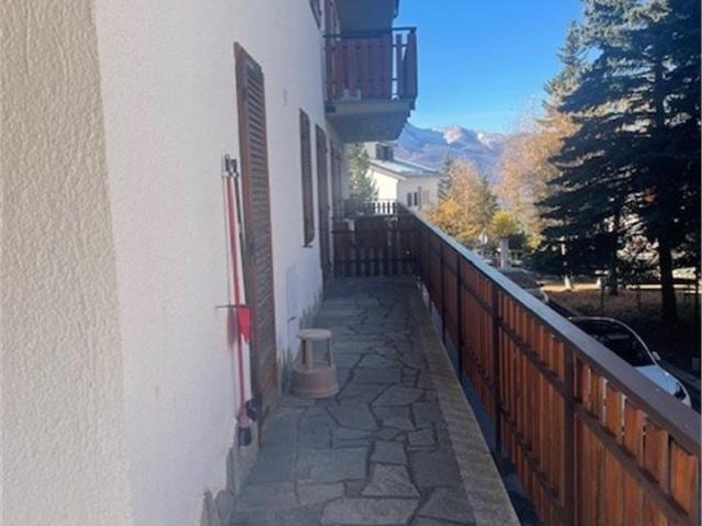 SPLENDIDO BILOCALE UBICATO IN UNA ZONA INCANTEVOLE DI GRAN VILLARD A POCHI KILOMETRI DAL CENTRO DI SAUZE. COMPLETANO L'OFFERTA UN AMPIO GIARDINO CONDOMINIALE E IL GARAGE
