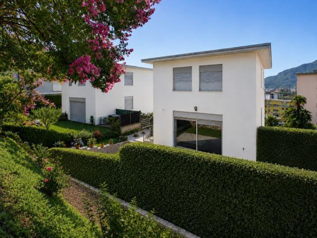 Splendido giardino privato, balcone vivibile, ambienti moderni in posizione tranquilla e senza spese condominiali