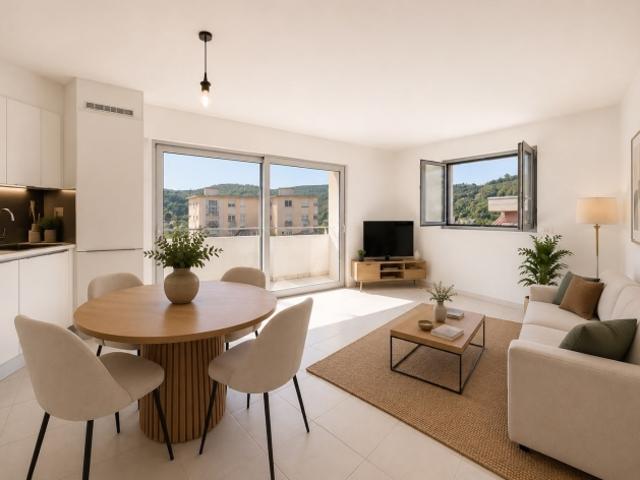 Splendido giardino privato, balcone vivibile, ambienti moderni in posizione tranquilla e senza spese condominiali