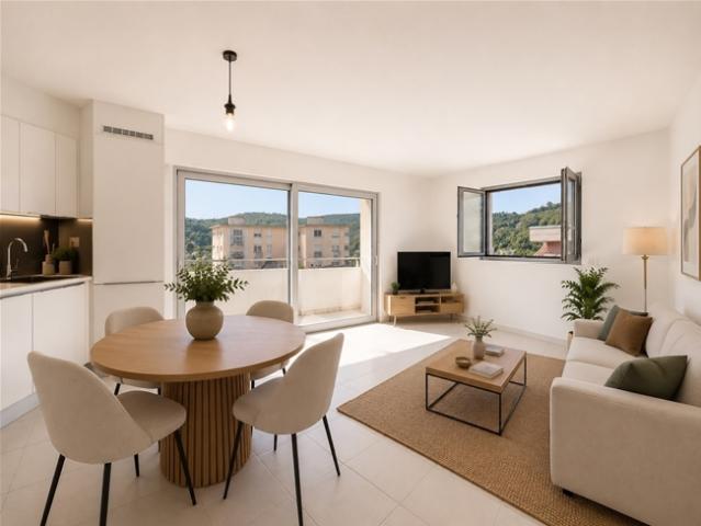 Splendido giardino privato, balcone vivibile, ambienti moderni in posizione tranquilla e senza spese condominiali