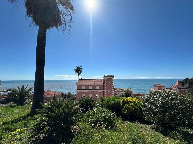 Splendido super attico su tre livelli 216m² Imperia