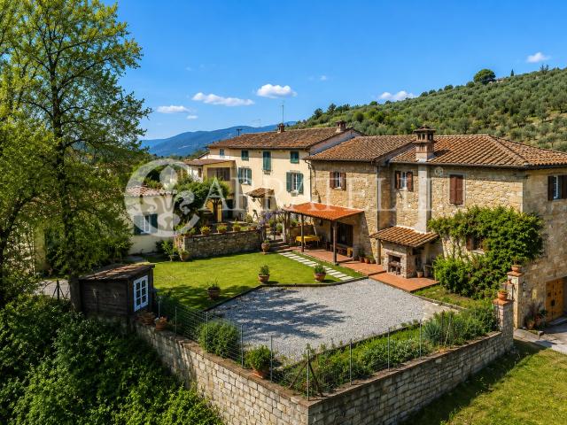 Borgo in pietra con oliveto in vendita sulle colline di Lucc. 550m² Lucca