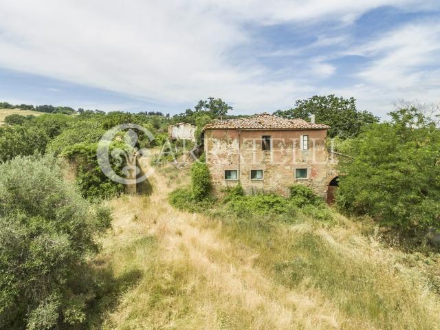 Splendido rudere del 1800 tra le dolci e verdi colline di Mo. 1080m² Torrita di Siena