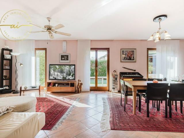 SPLENDIDA CASA CON GIARDINO A DUE PASSI DAL LAGO