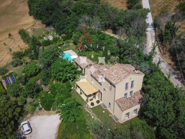 Splendida casa di campagna con piscina nelle Marche 500m² Jesi