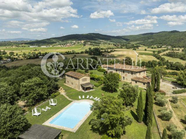 Splendida tenuta con vista a 360 gradi sulla campagna toscan. 800m² Arezzo