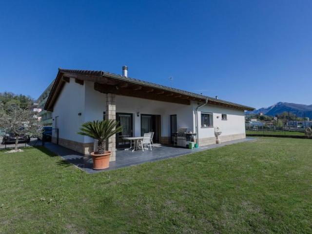 SPLENDIDA VILLA 6.5 LOCALI SU UN PIANO CON GIARDINO A STABIO