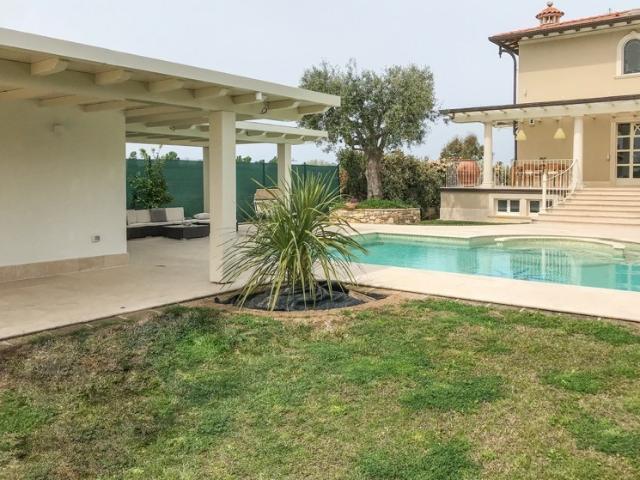 Galleria Fotografica Servizi Descrizione Splendida villa con piscina e depandance Richiedi informazioni su questo immobile