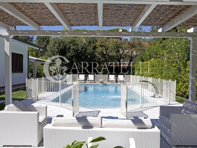 Splendida villa a soli 600 m dal mare con piscina riscaldata. 280m² Forte dei Marmi