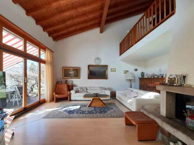 SPLENDIDA VILLA DI 6.5 LOCALI CON AMPIO GIARDINO A CURIO