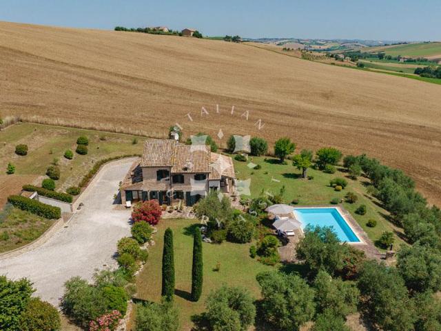 Splendida villa di campagna con piscina e vista panoramica. 320m² Arcevia