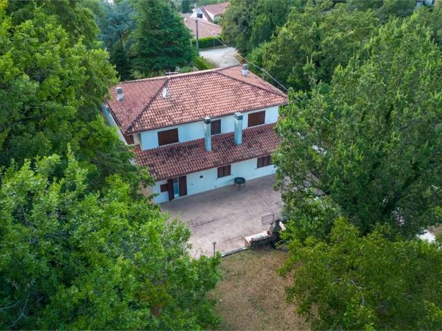 Splendida villa immersa nel verde m² Atina