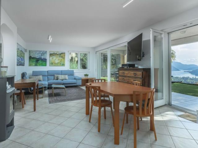 SPLENDIDA VILLA VISTA LAGO 7.5 LOCALI NEL VERDE A NEGGIO