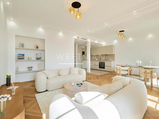 Splendide appartement 3 pièces bourgeois rénové avec balcons. 90m² Nice