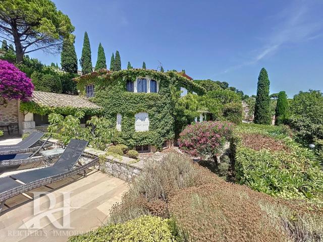 Splendide Bastide en Pierre vue mer et collines 367m² Mougins