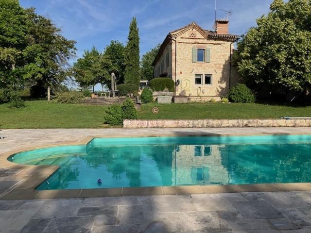 Splendide demeure à 12 pièces avec grand terrain, piscine et garage